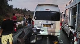 Foto: Hiace saat dievakuasi usai terlibat kecelakaan (Dok Ditlantas Polda Riau)