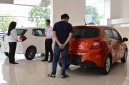 Honda Brio dan Toyota Agya menjadi pilihan hatchback populer untuk kebutuhan harian di Indonesia.(Gambar dibuat oleh Claude AI)