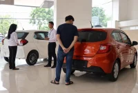 Honda Brio dan Toyota Agya menjadi pilihan hatchback populer untuk kebutuhan harian di Indonesia.(Gambar dibuat oleh Claude AI)