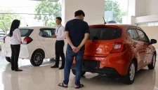 Honda Brio dan Toyota Agya menjadi pilihan hatchback populer untuk kebutuhan harian di Indonesia.(Gambar dibuat oleh Claude AI)