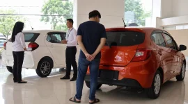 Honda Brio dan Toyota Agya menjadi pilihan hatchback populer untuk kebutuhan harian di Indonesia.(Gambar dibuat oleh Claude AI)