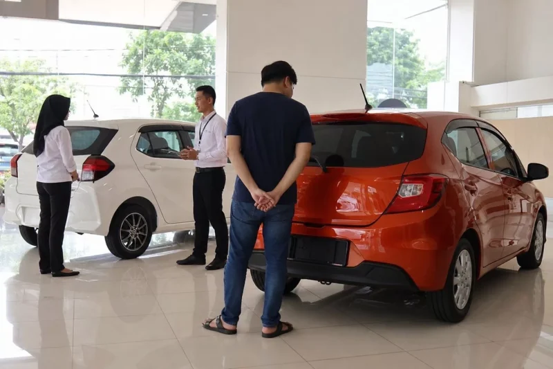 Honda Brio dan Toyota Agya menjadi pilihan hatchback populer untuk kebutuhan harian di Indonesia.(Gambar dibuat oleh Claude AI)