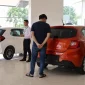 Honda Brio dan Toyota Agya menjadi pilihan hatchback populer untuk kebutuhan harian di Indonesia.(Gambar dibuat oleh Claude AI)