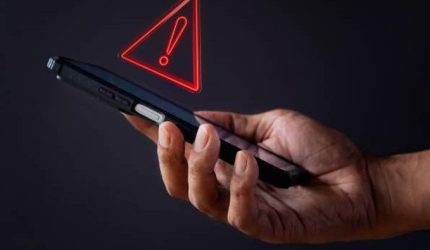 Ilustrasi pengguna menghapus aplikasi tidak terpakai di smartphone untuk menghemat penyimpanan
