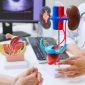 Seorang dokter menunjukkan model anatomi ginjal kepada pasien saat konsultasi untuk menjelaskan fungsi dan risiko penyakit ginjal.(Foto : Getty Images/PonyWang)