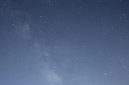 Ilustrasi meteor melesat di langit berbintang saat hujan meteor di Ronda, Andalusia, Spanyol, 12 Agustus 2025. (Foto: AFP/JORGE GUERRERO)