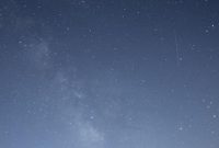 Ilustrasi meteor melesat di langit berbintang saat hujan meteor di Ronda, Andalusia, Spanyol, 12 Agustus 2025. (Foto: AFP/JORGE GUERRERO)
