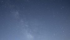 Ilustrasi meteor melesat di langit berbintang saat hujan meteor di Ronda, Andalusia, Spanyol, 12 Agustus 2025. (Foto: AFP/JORGE GUERRERO)