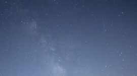 Ilustrasi meteor melesat di langit berbintang saat hujan meteor di Ronda, Andalusia, Spanyol, 12 Agustus 2025. (Foto: AFP/JORGE GUERRERO)