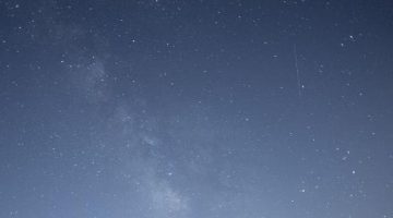 Ilustrasi meteor melesat di langit berbintang saat hujan meteor di Ronda, Andalusia, Spanyol, 12 Agustus 2025. (Foto: AFP/JORGE GUERRERO)