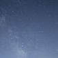 Ilustrasi meteor melesat di langit berbintang saat hujan meteor di Ronda, Andalusia, Spanyol, 12 Agustus 2025. (Foto: AFP/JORGE GUERRERO)