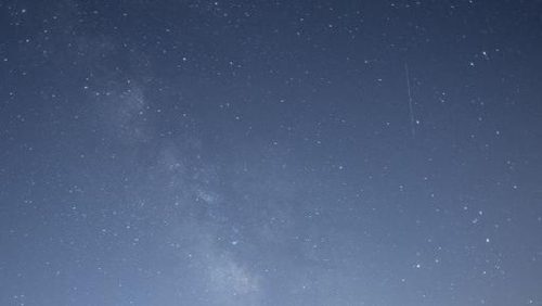 Ilustrasi meteor melesat di langit berbintang saat hujan meteor di Ronda, Andalusia, Spanyol, 12 Agustus 2025. (Foto: AFP/JORGE GUERRERO)