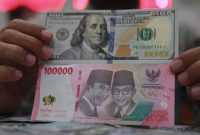 Layar menampilkan pergerakan rupiah yang menguat terhadap dolar AS setelah Bank Indonesia menaikkan suku bunga acuan.(Foto : Bloomberg Technoz/Andrean Kristianto)