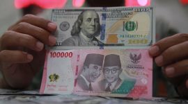 Layar menampilkan pergerakan rupiah yang menguat terhadap dolar AS setelah Bank Indonesia menaikkan suku bunga acuan.(Foto : Bloomberg Technoz/Andrean Kristianto)