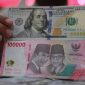 Layar menampilkan pergerakan rupiah yang menguat terhadap dolar AS setelah Bank Indonesia menaikkan suku bunga acuan.(Foto : Bloomberg Technoz/Andrean Kristianto)