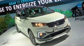 Suzuki Ertiga Cruise Hybrid 2026 menampilkan desain eksterior modern dengan sentuhan sporty dan fitur hybrid yang efisien untuk keluarga.(Panji Nugraha/Otomotifnet)