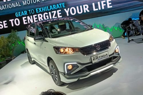 Suzuki Ertiga Cruise Hybrid 2026 menampilkan desain eksterior modern dengan sentuhan sporty dan fitur hybrid yang efisien untuk keluarga.(Panji Nugraha/Otomotifnet)
