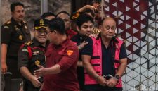 Kejagung Sikat Eks Kepala BGN, Dadan Hindayana Berakhir di Mobil Tahanan (Foto: Andhika Prasetia/detikFoto)