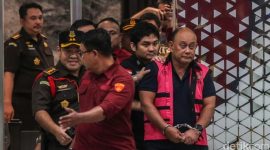 Kejagung Sikat Eks Kepala BGN, Dadan Hindayana Berakhir di Mobil Tahanan (Foto: Andhika Prasetia/detikFoto)