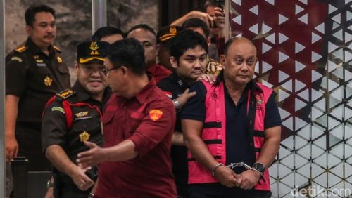 Kejagung Sikat Eks Kepala BGN, Dadan Hindayana Berakhir di Mobil Tahanan (Foto: Andhika Prasetia/detikFoto)