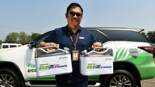 Ilustrasi pengisian BBM dengan campuran bioetanol 5 persen di SPBU sebagai bagian dari kebijakan ESDM (Foto: Pertamina)