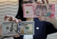 Pergerakan nilai tukar rupiah terhadap dolar AS yang melemah memicu minat masyarakat pada investasi valas.(Foto : CNN Indonesia/Safir Makki).

