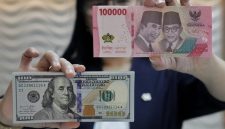 Pergerakan nilai tukar rupiah terhadap dolar AS yang melemah memicu minat masyarakat pada investasi valas.(Foto : CNN Indonesia/Safir Makki).
