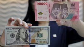 Pergerakan nilai tukar rupiah terhadap dolar AS yang melemah memicu minat masyarakat pada investasi valas.(Foto : CNN Indonesia/Safir Makki).
