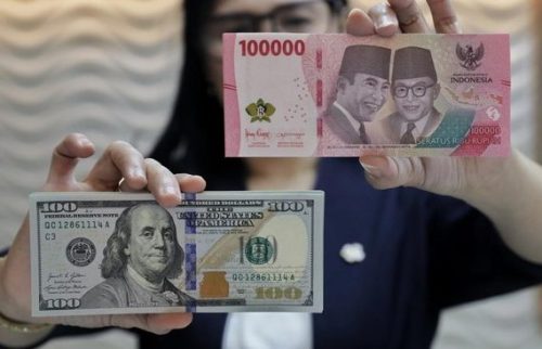 Pergerakan nilai tukar rupiah terhadap dolar AS yang melemah memicu minat masyarakat pada investasi valas.(Foto : CNN Indonesia/Safir Makki).
