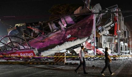 Bangunan rusak setelah gempa dahsyat mengguncang Filipina.
