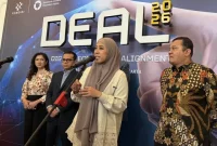 Menkomdigi Meutya Hafid menjelaskan tren penurunan pendanaan inovasi di Asia Tenggara dalam forum Digital Ecosystem Alignment (DEAL) di Jakarta.(Foto: CNN Indonesia/ Loamy Noprizal)