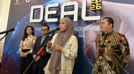 Menkomdigi Meutya Hafid menjelaskan tren penurunan pendanaan inovasi di Asia Tenggara dalam forum Digital Ecosystem Alignment (DEAL) di Jakarta.(Foto: CNN Indonesia/ Loamy Noprizal)