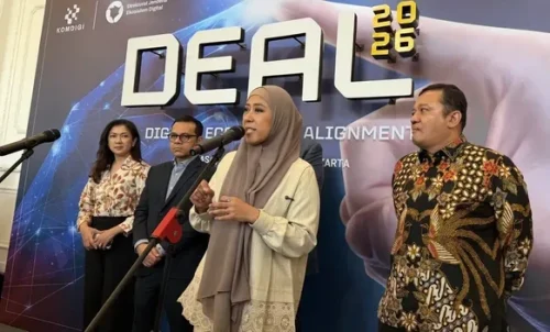 Menkomdigi Meutya Hafid menjelaskan tren penurunan pendanaan inovasi di Asia Tenggara dalam forum Digital Ecosystem Alignment (DEAL) di Jakarta.(Foto: CNN Indonesia/ Loamy Noprizal)