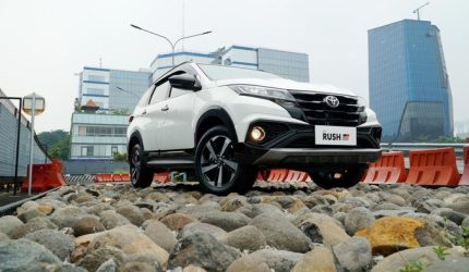 Toyota Rush SUV andalan Toyota yang tetap mencatat penjualan tinggi di Indonesia.