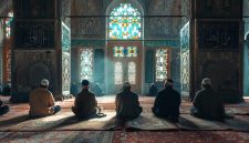 Ilustrasi duduk di masjid (Foto: Freepik)