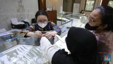 Harga emas hari ini di Pegadaian per 2 Juni 2026 bergerak beragam, dengan Antam stabil dan UBS turun.( Foto : CNBC Indonesia/Muhammad Sabki)