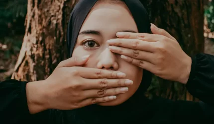 Ilustrasi Muslim menjaga lisan dan menghindari ghibah untuk menjaga pahala amal ibadah.