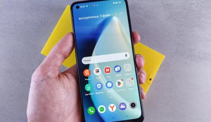 Ilustrasi smartphone di tangan pengguna terkait kenaikan harga HP akibat krisis chip memori global.