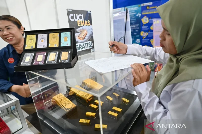 Ilustrasi emas batangan Antam, UBS, dan Galeri24 yang menunjukkan harga emas hari ini masih stabil di Pegadaian.(ANTARA FOTO/Basri Marzuki/wsj.)