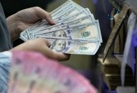 Layar menampilkan pergerakan nilai tukar rupiah terhadap dolar AS yang mengalami pelemahan di tengah penguatan dolar global.(Foto: CNN Indonesia/Adi Ibrahim)