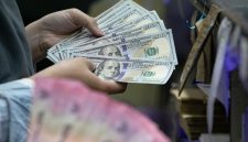 Layar menampilkan pergerakan nilai tukar rupiah terhadap dolar AS yang mengalami pelemahan di tengah penguatan dolar global.(Foto: CNN Indonesia/Adi Ibrahim)