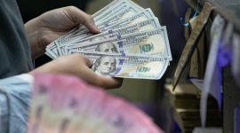 Layar menampilkan pergerakan nilai tukar rupiah terhadap dolar AS yang mengalami pelemahan di tengah penguatan dolar global.(Foto: CNN Indonesia/Adi Ibrahim)