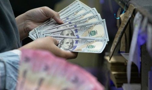 Layar menampilkan pergerakan nilai tukar rupiah terhadap dolar AS yang mengalami pelemahan di tengah penguatan dolar global.(Foto: CNN Indonesia/Adi Ibrahim)