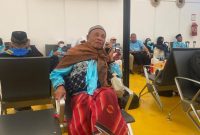 Mbah Sarjo Utomo, jemaah haji tunanetra kloter 1 YIA bersiap pulang ke Tanah Air Foto: Media Center Haji 2026 