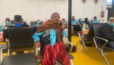 Mbah Sarjo Utomo, jemaah haji tunanetra kloter 1 YIA bersiap pulang ke Tanah Air Foto: Media Center Haji 2026