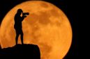 Fenomena Strawberry Moon. (Foto: REUTERS/Borja Suarez)