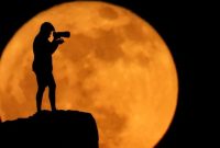 Fenomena Strawberry Moon. (Foto: REUTERS/Borja Suarez)