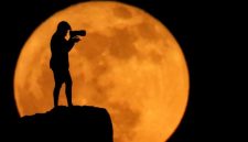 Fenomena Strawberry Moon. (Foto: REUTERS/Borja Suarez)