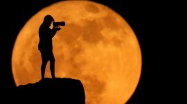 Fenomena Strawberry Moon. (Foto: REUTERS/Borja Suarez)