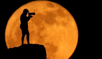 Fenomena Strawberry Moon bersinar di langit malam saat fase Bulan purnama Juni 2026.